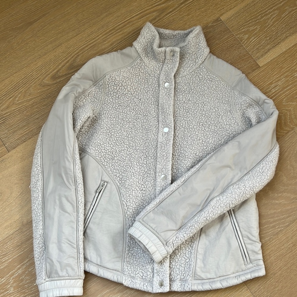 Lulu lemon light gray color. Perfect for Spring!